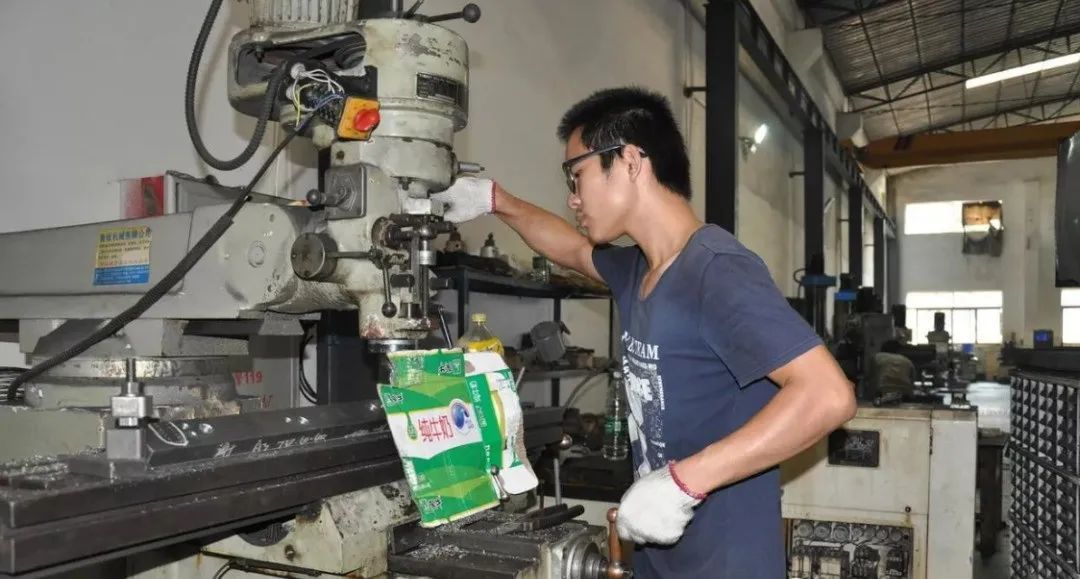 进步很重要:在模具厂打工混日子,伤害的最终是自己!的图2